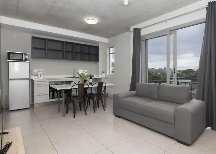 Metropole 2-Bed Retreat In Vibrant Rondebosch
