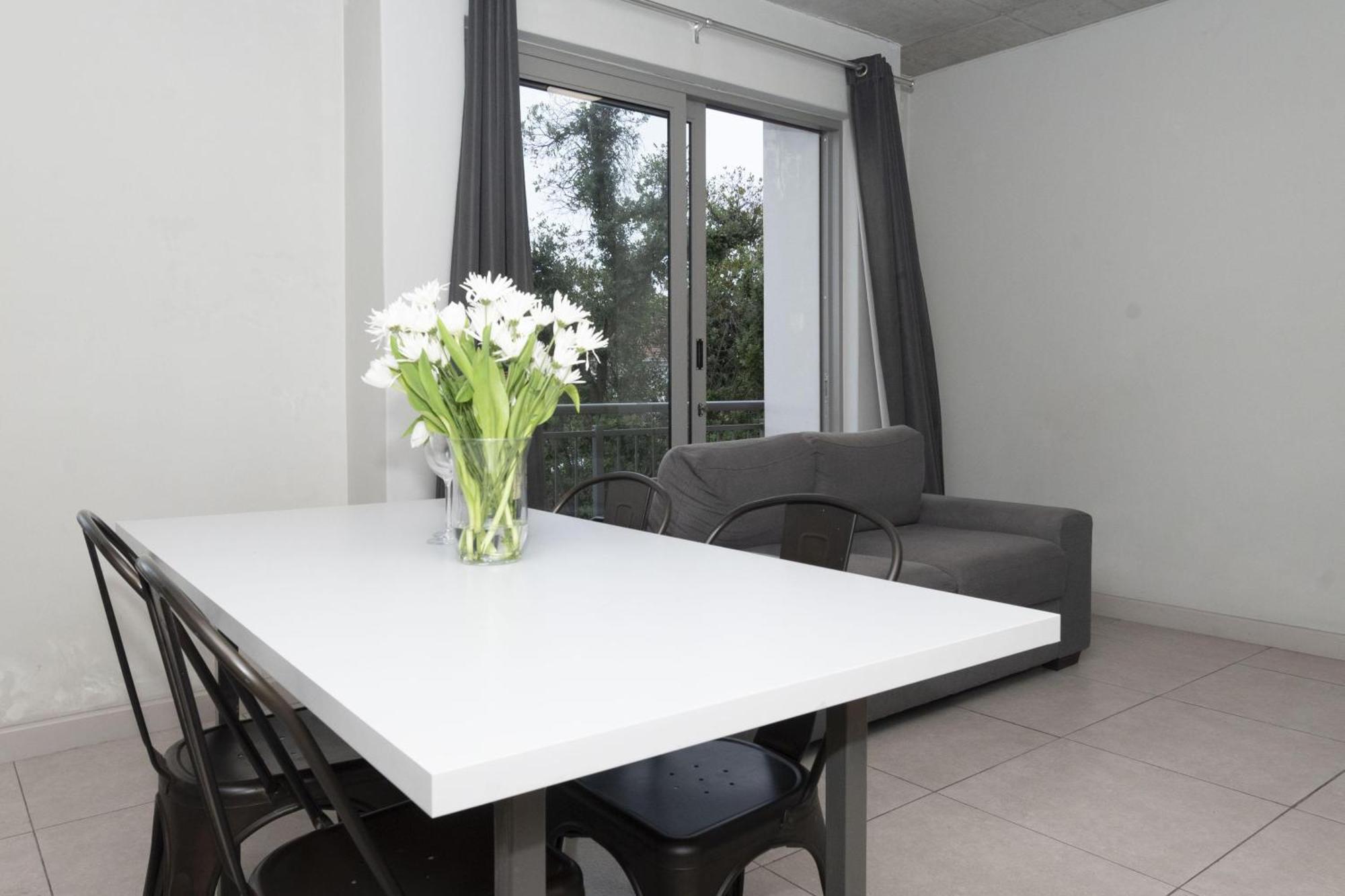 Metropole 2-bed Retreat In Vibrant Rondebosch *