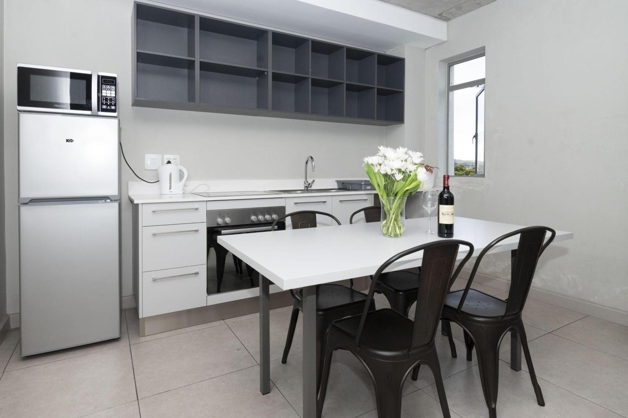 Metropole 2-bed Retreat In Vibrant Rondebosch